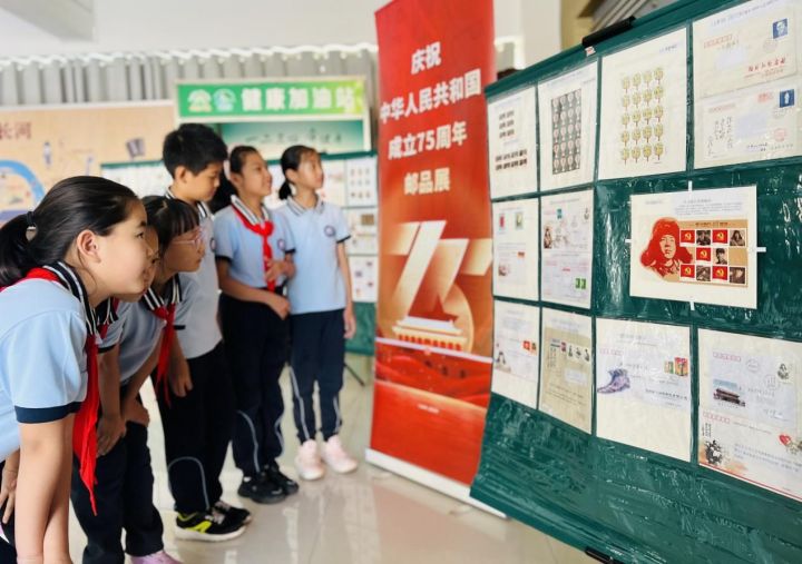 威海市北竹島小學(xué)舉行“方寸伴我行，祖國(guó)在心中”紅色主題郵展